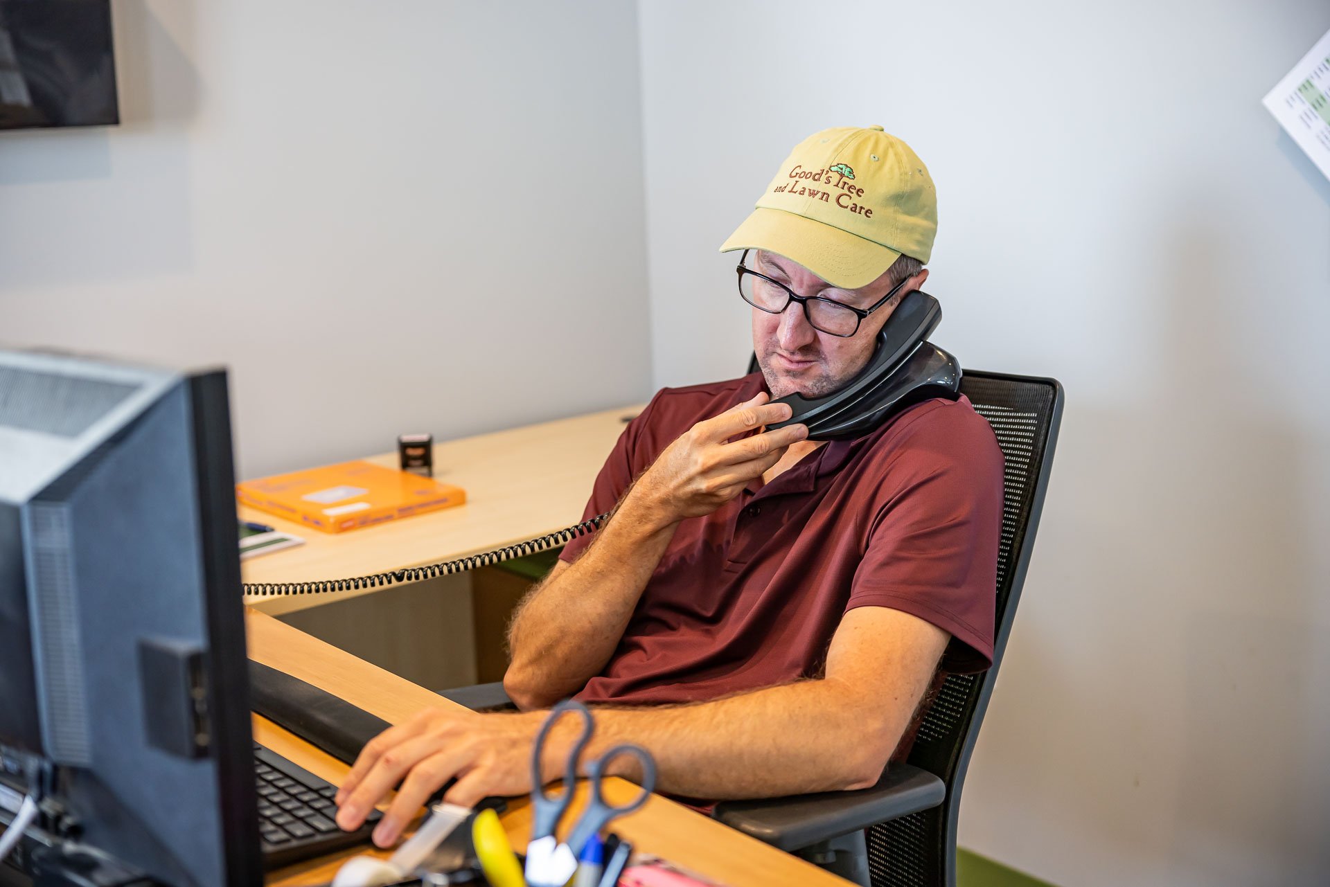 arborist communicating with homeowners