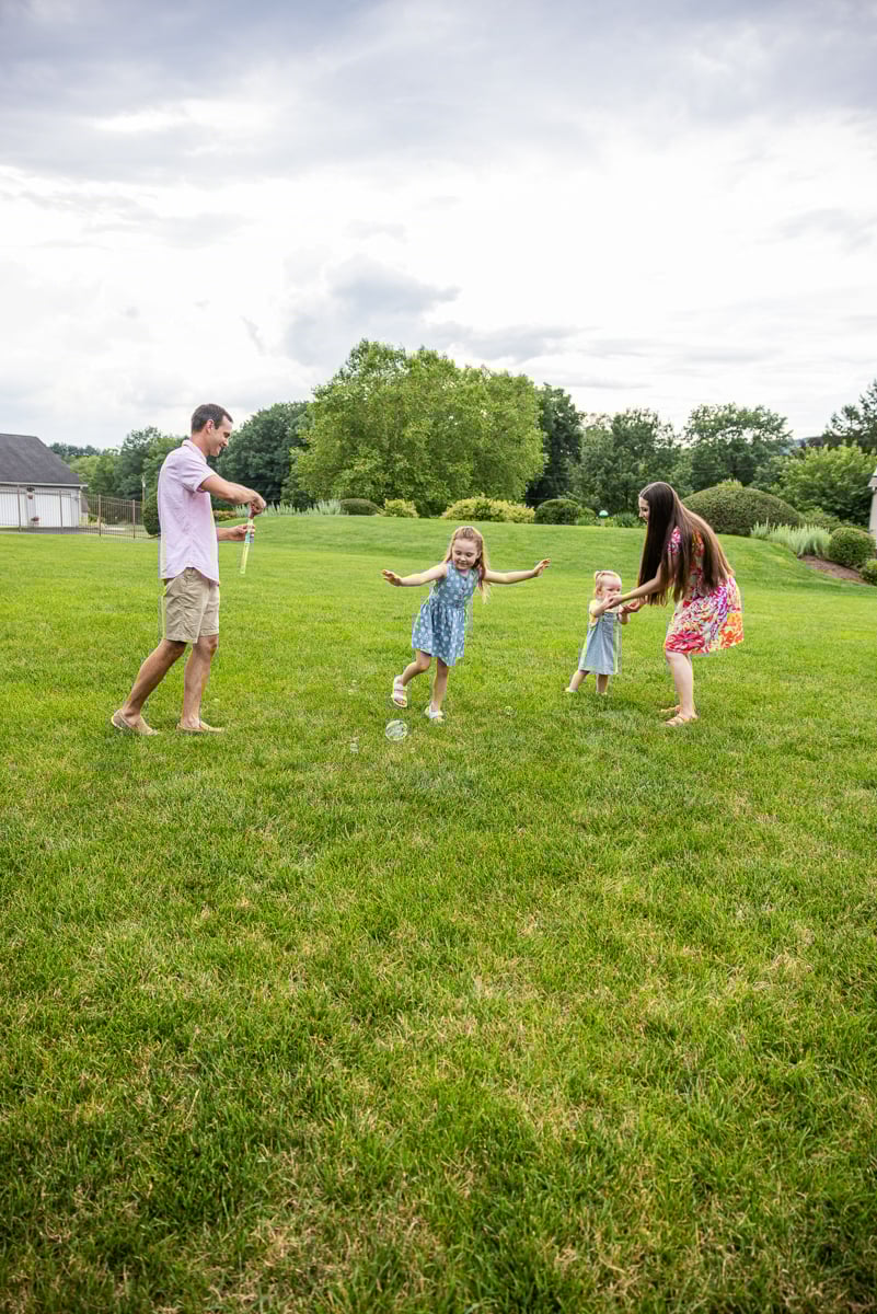 family playing kids grass client happy bubbles lawn vert