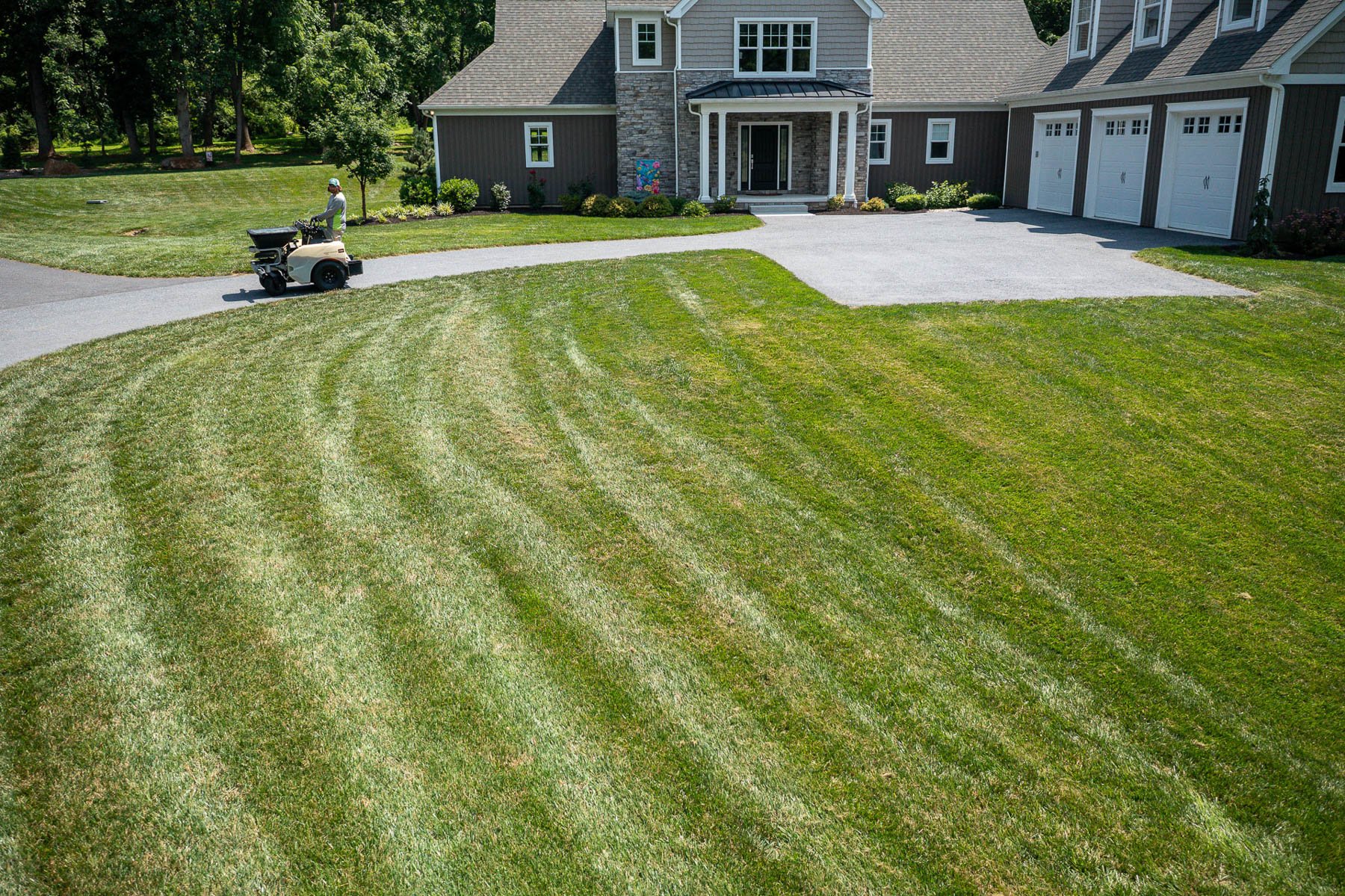 lawn care tech fertilizer application grass spray home driveway 3